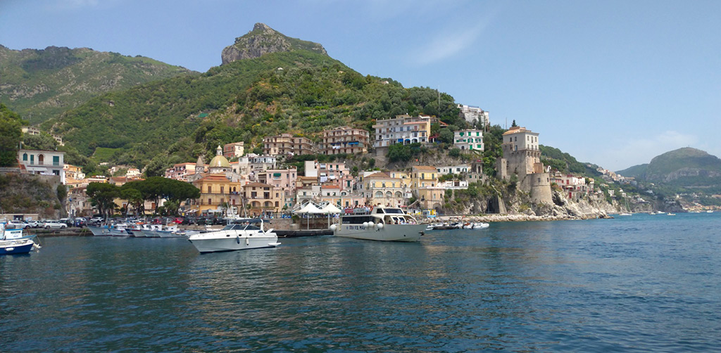 traghetto nel porto di Cetara